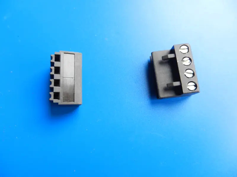 4 polige Buchse zur Platinenmontage mit Stecker zum Schrauben , wie neu