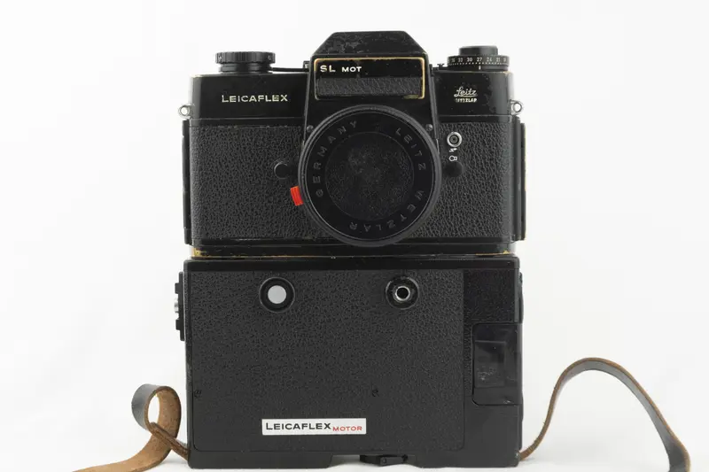 Leica Leicaflex SL MOT – Seltene schwarze Lackierung mit Messingfreilegung – Motorversion