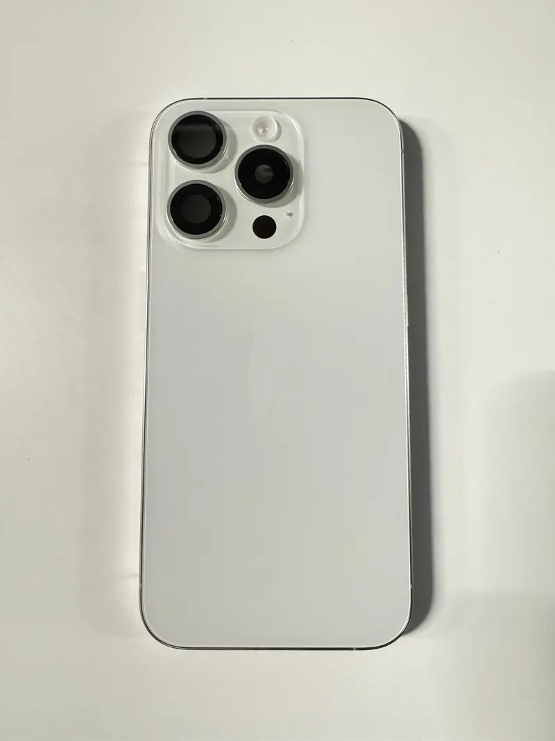 Pulled Backcover + Mittelrahmen im Set für iPhone 15 Pro Bestückt Ori Neu Titan Weiß