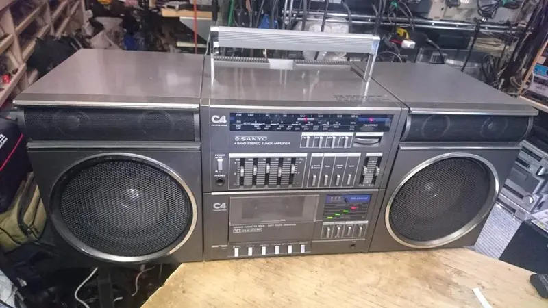 SANYO C4 Deck Unit, Radio-Cassetten-Recorder, etwas DEFEKT!!!