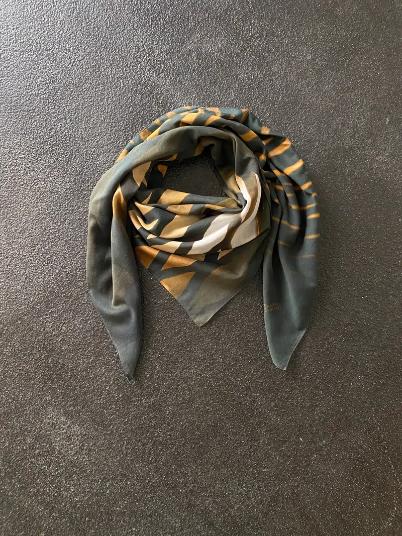 Scarf Entrance