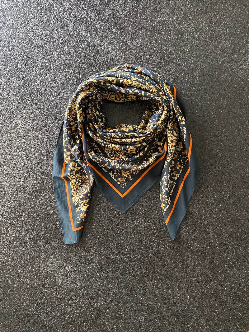 Scarf Leaves