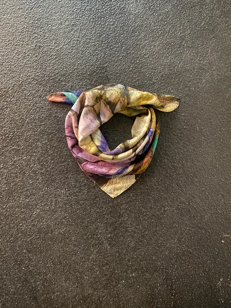 Scarf Spray Stones