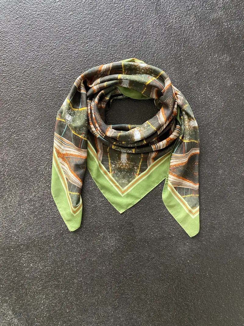 Scarf Trainstation
