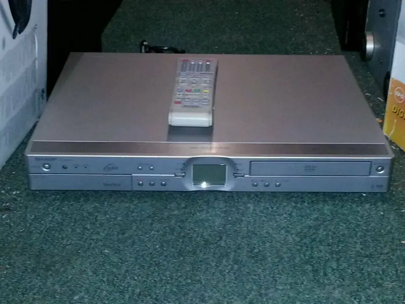 SHARP DV-HR300S; DVD-Recorder mit HD; sehr guter Zustand!