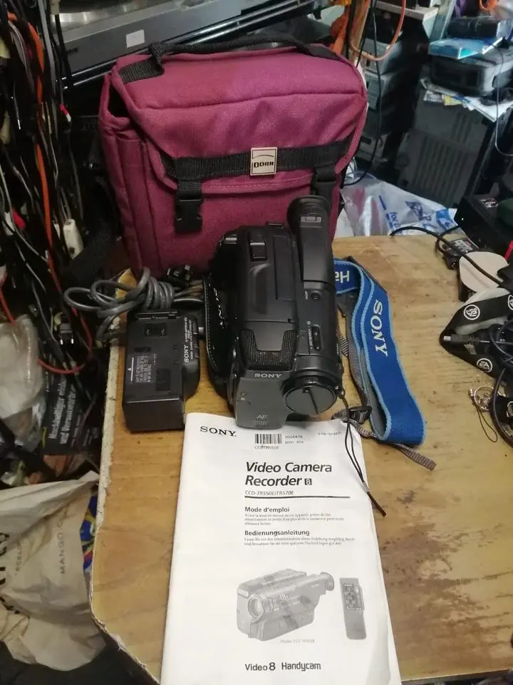 SONY CCD-TR550E, Videocamera Hi8 und Video 8, mit Zubehör!!!