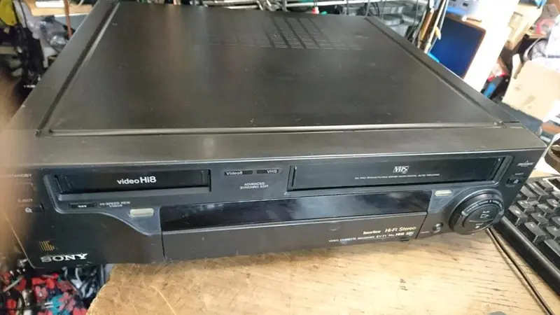 SONY EV-T1VC VHS-Videorecorder liest Video8+Hi8, etwas DEFEKT!!