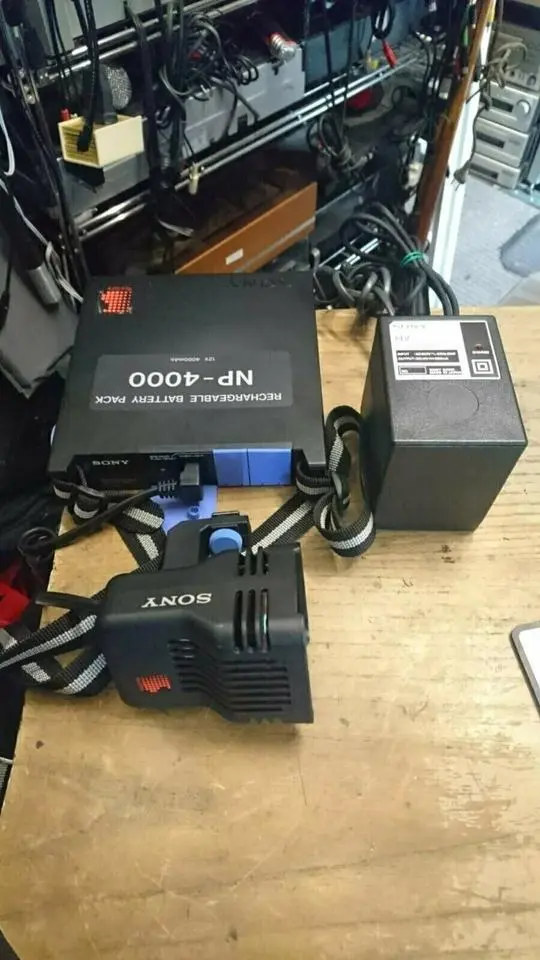 SONY NP-4000, SONY BC-130CE und SONY HVL-50DA, guter Zustand!