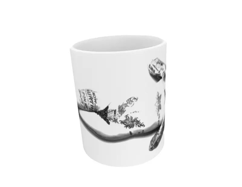 Tasse „Kaffee ist fertig!“ mit Schwarzweiß-Akt